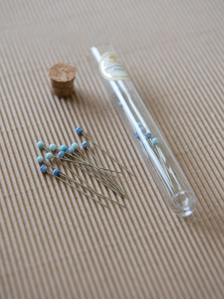 Knappenåler med glasshode